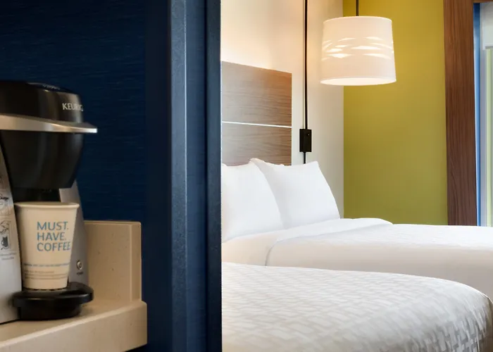 Holiday Inn Express & Suites Grand Rapids Airport North By Ihg