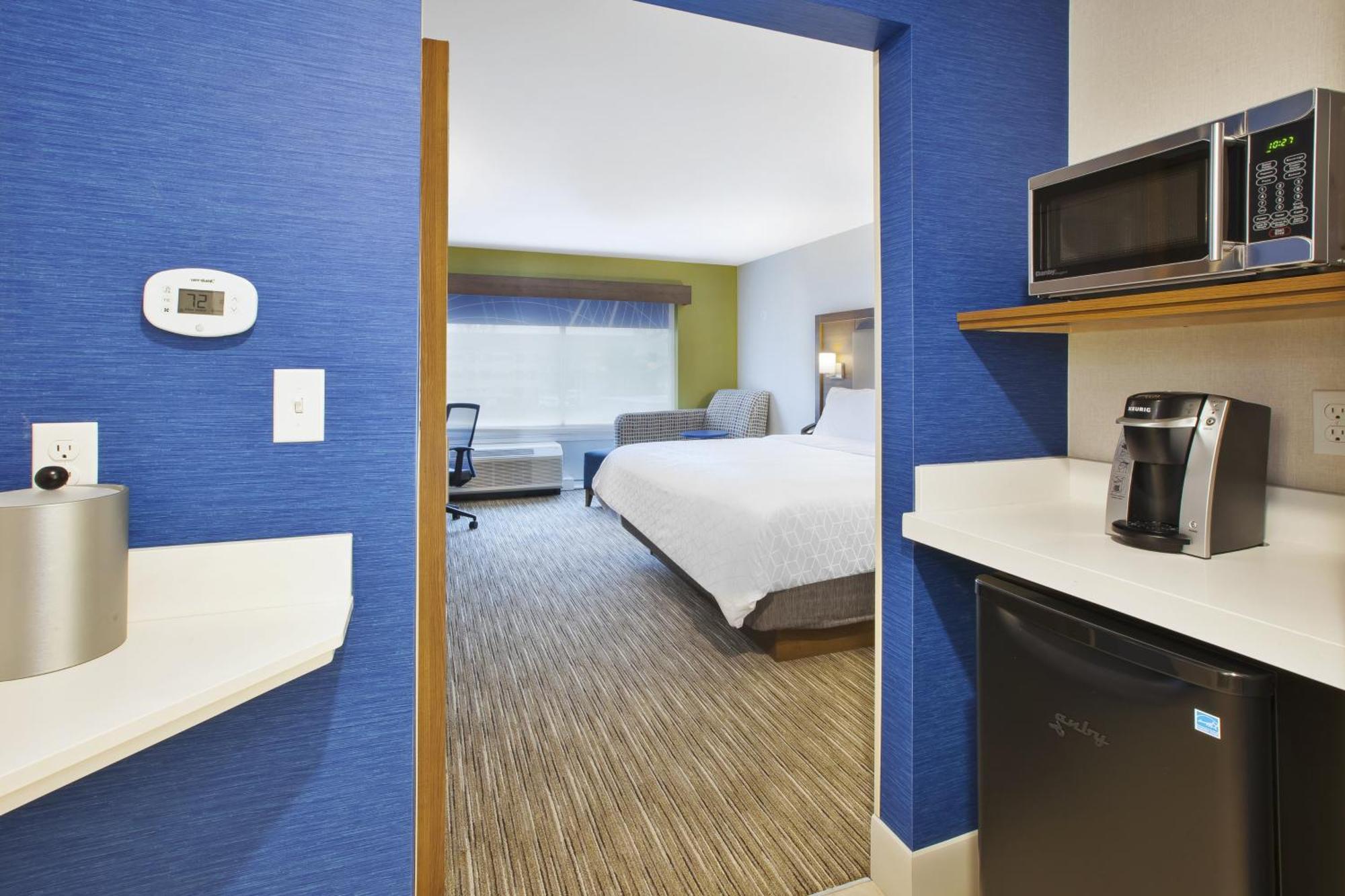 Express & Grand Rapids Airport North By Ihg Hotel 2*